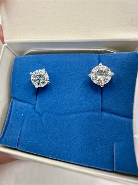 NEW✨ Vintage Avon Solitaire CZ Cubic Zirconia Diamond Stud Earrings